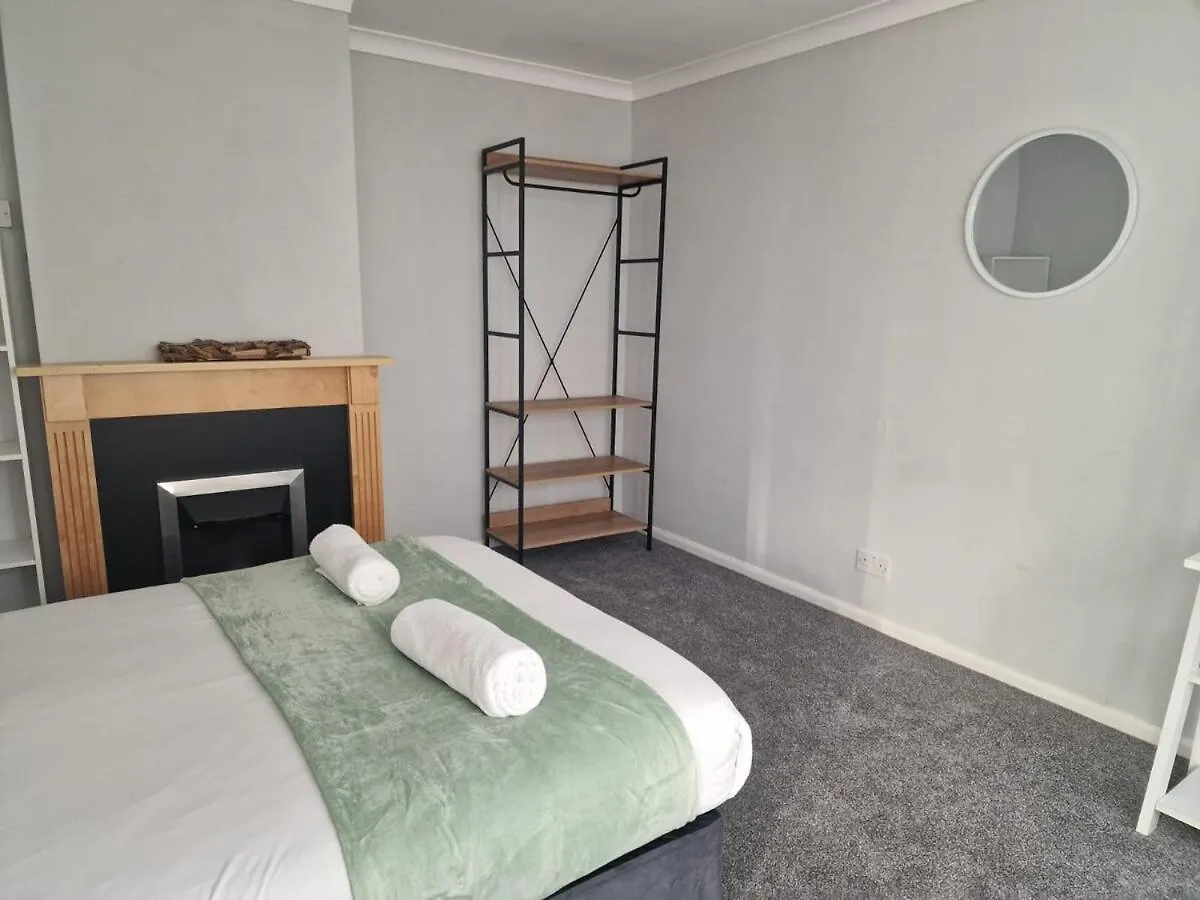 4Br Contractor Home In Blacon Saughall Holiday home