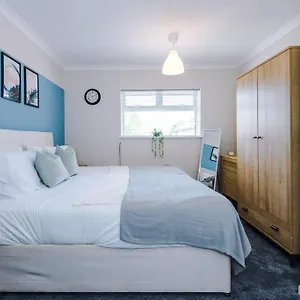 Cheerful 3 Bedroom With Parking Near Chester Holiday home